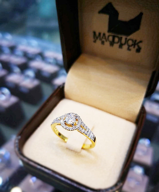 Madduckjewels แหวนทองคำแท้ 18K (ทอง 75%) CZ / โมอิส (Moissanite) / เพชร Lab Grown แหวนแต่งงาน แหวนหมั้น RG1531-Y18