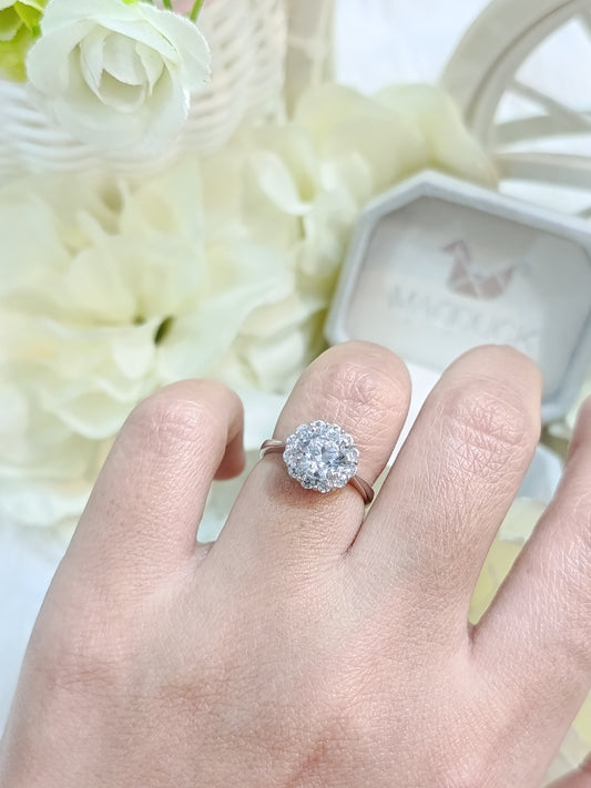 Madduckjewels แหวนทองขาวแท้ 9K (37.5%) CZ / โมอิส (Moissanite) / เพชร Lab Grown ชุบโรเดียม แหวนแต่งงาน แหวนหมั้น RG1623-W09