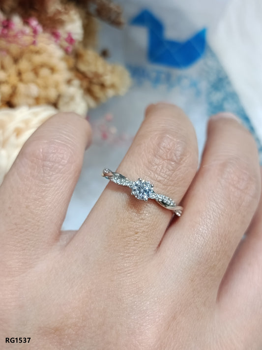 Madduckjewels แหวนเงินแท้ 925 CZ / โมอิส (Moissanite) ชุบโรเดียม แหวนแต่งงาน แหวนหมั้น RG1537