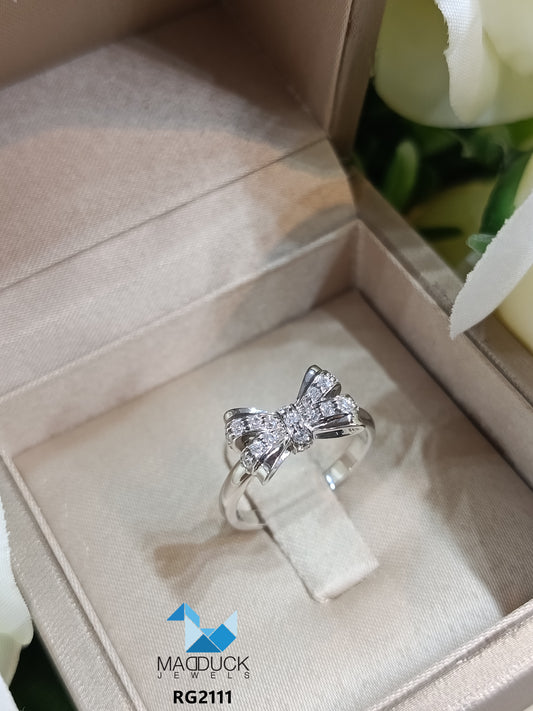 Madduckjewels แหวนทองขาวแท้ 9K (37.5%) CZ / โมอิส (Moissanite) / เพชร Lab Grown ชุบโรเดียม แหวนแต่งงาน แหวนหมั้น RG2111-W09