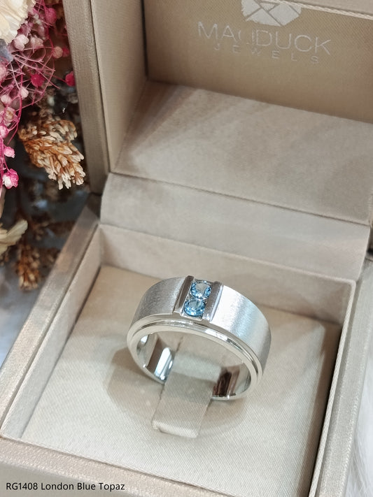 Madduckjewels แหวนพลอยแท้ London Blue Topaz Wide Band Matte แหวนเงินแท้ 925 ชุบโรเดียม RG1408-LB