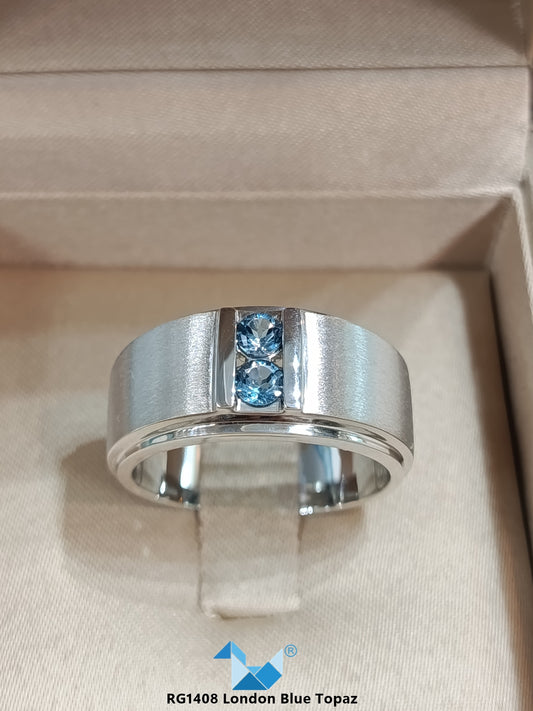 Madduckjewels แหวนพลอยแท้ London Blue Topaz Wide Band Matte แหวนเงินแท้ 925 ชุบโรเดียม RG1408-LB