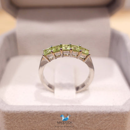 Madduckjewels | แหวนพลอยแท้ เพอริดอต (Peridot) | 5-Stone Square Band | เงินแท้ 925 ชุบโรเดียม | RG2105pr