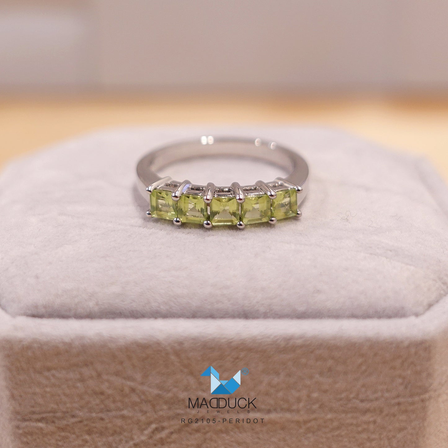 Madduckjewels | แหวนพลอยแท้ เพอริดอต (Peridot) | 5-Stone Square Band | เงินแท้ 925 ชุบโรเดียม | RG2105pr