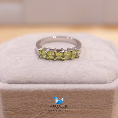 Madduckjewels | แหวนพลอยแท้ เพอริดอต (Peridot) | 5-Stone Square Band | เงินแท้ 925 ชุบโรเดียม | RG2105pr