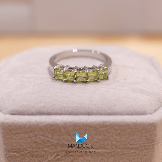 Madduckjewels | แหวนพลอยแท้ เพอริดอต (Peridot) | 5-Stone Square Band | เงินแท้ 925 ชุบโรเดียม | RG2105pr