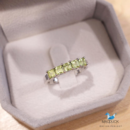 Madduckjewels | แหวนพลอยแท้ เพอริดอต (Peridot) | 5-Stone Square Band | เงินแท้ 925 ชุบโรเดียม | RG2105pr
