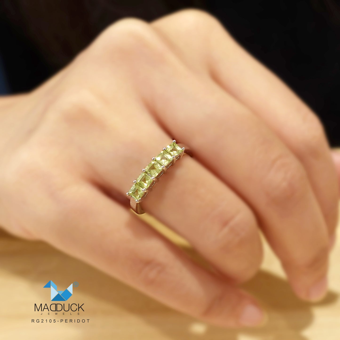 Madduckjewels | แหวนพลอยแท้ เพอริดอต (Peridot) | 5-Stone Square Band | เงินแท้ 925 ชุบโรเดียม | RG2105pr