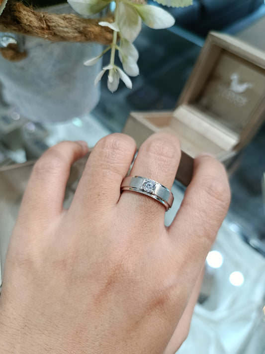 Madduckjewels แหวนเงินแท้ 925 CZ / โมอิส (Moissanite) / เพชร Lab Grown ชุบโรเดียม แหวนแต่งงาน RG1418WGR แหวนกว้าง 6mm