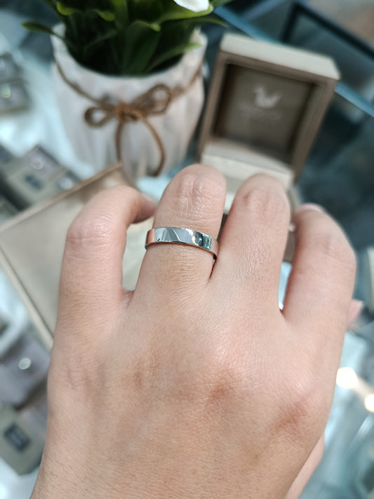 Madduckjewels แหวนทองขาวแท้ 9K (37.5%) แหวนเกลี้ยง หน้า 4 มม. ชุบโรเดียม แหวนแต่งงาน แหวนหมั้น RG1480-W09