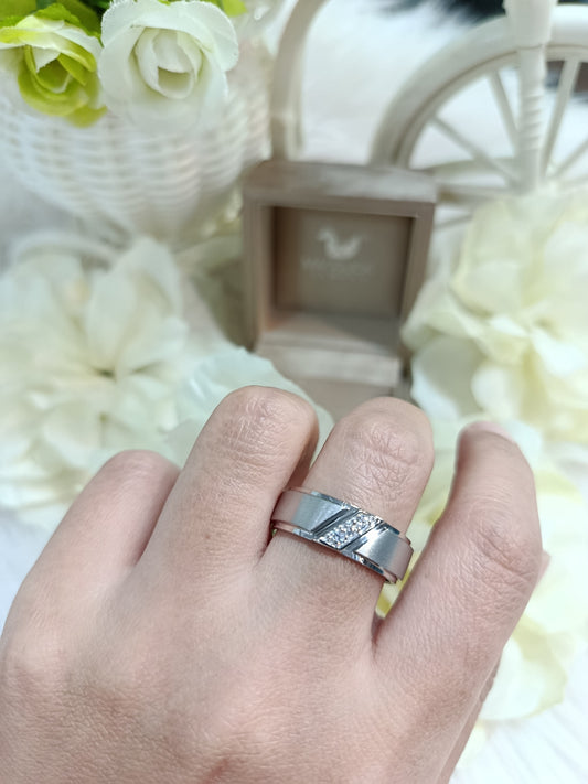 Madduckjewels แหวนทองขาวแท้ 9K (37.5%) CZ / โมอิส (Moissanite) / เพชร Lab Grown ชุบโรเดียม แหวนแต่งงาน แหวนหมั้น RG1507WGR-W09