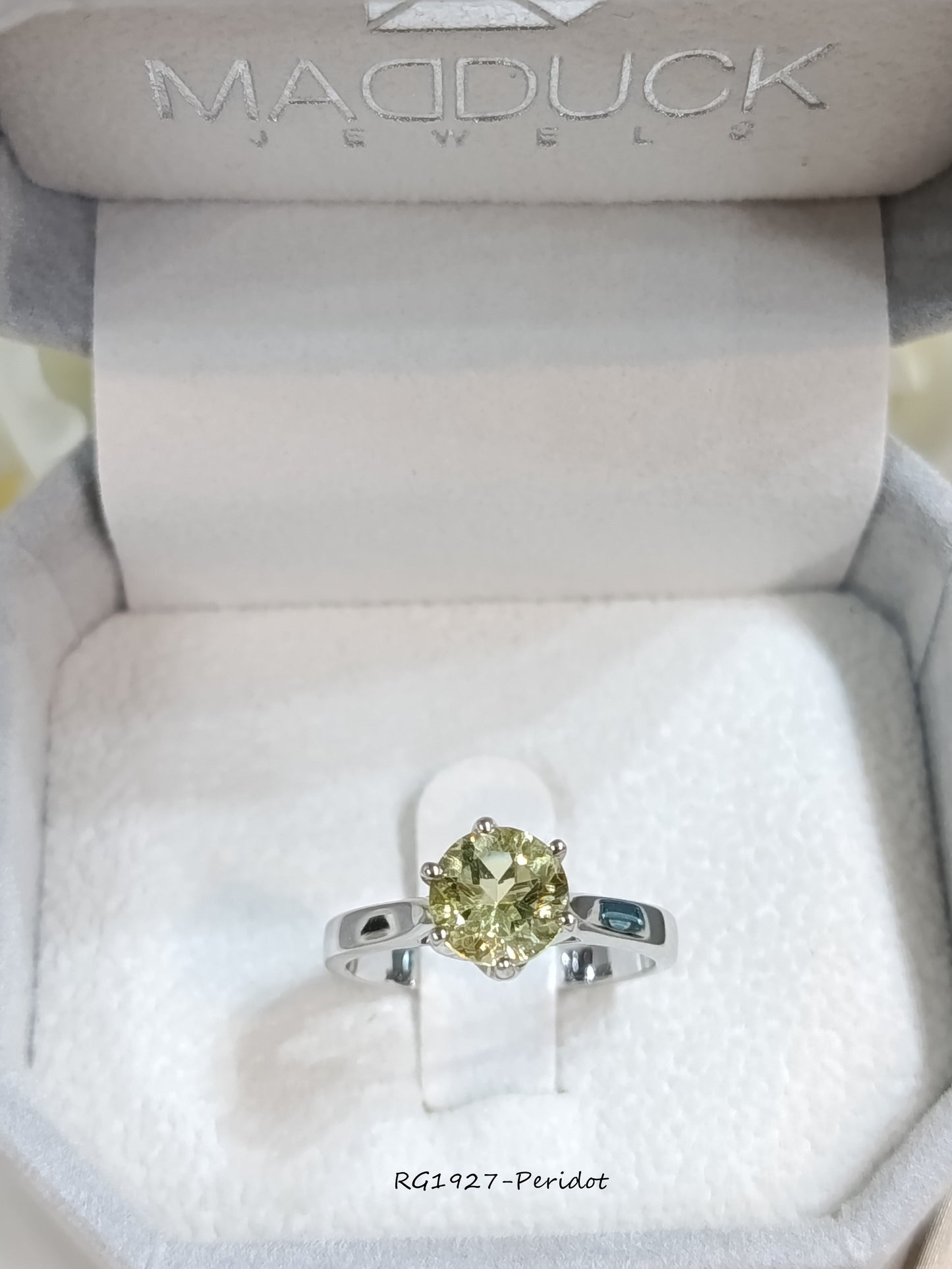 Madduckjewels แหวนพลอยแท้ เพอริดอต (Peridot) เม็ดยอด 6.5 มิล | Peridot Solitaire Ring | เงินแท้ 925 ชุบโรเดียม RG1927-pr