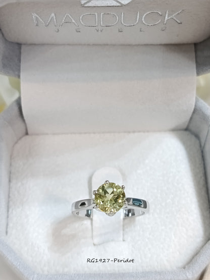 Madduckjewels แหวนพลอยแท้ เพอริดอต (Peridot) เม็ดยอด 6.5 มิล | Peridot Solitaire Ring | เงินแท้ 925 ชุบโรเดียม RG1927-pr