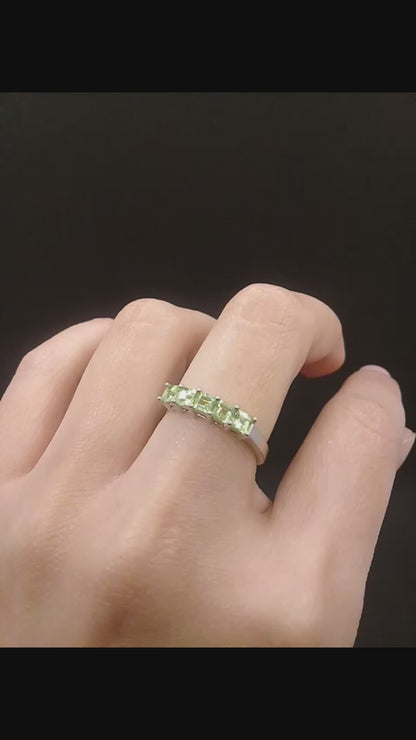 Madduckjewels | แหวนพลอยแท้ เพอริดอต (Peridot) | 5-Stone Square Band | เงินแท้ 925 ชุบโรเดียม | RG2105pr