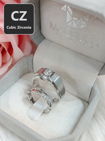 CZ Cubic Zirconia RG1826WGR-RG1525 แหวนคู่เงินแท้ 925 ชุบโรเดียม Madduckjewels แหวนแต่งงาน แหวนคู่รัก