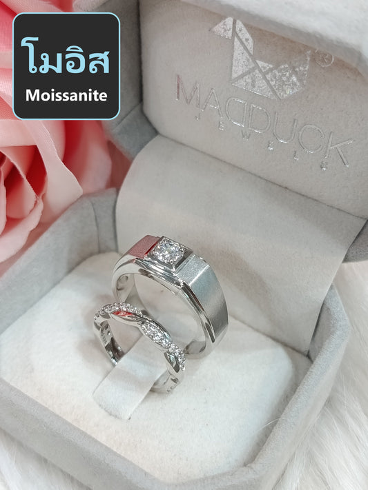 โมอิส Moissanite RG1826WGR-RG1525 แหวนคู่เงินแท้ 925 ชุบโรเดียม Madduckjewels แหวนแต่งงาน แหวนคู่รัก