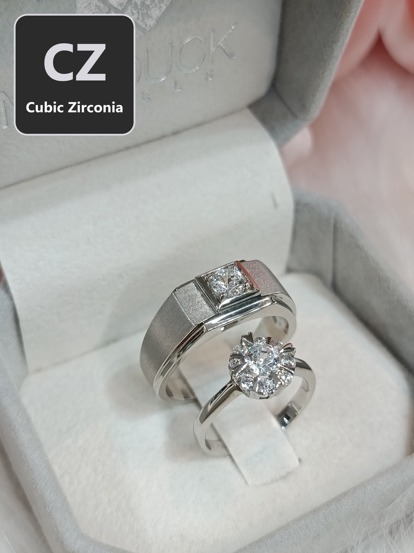 CZ Cubic Zirconia RG1826WGR-RG1703 แหวนคู่เงินแท้ 925 ชุบโรเดียม Madduckjewels แหวนแต่งงาน แหวนคู่รัก