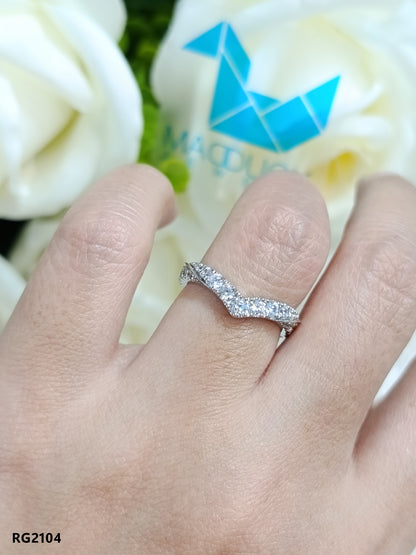 Madduckjewels แหวนทองขาวแท้ 9K (37.5%) CZ / โมอิส (Moissanite) / เพชร Lab Grown ชุบโรเดียม แหวนแต่งงาน แหวนหมั้น RG2104-W09