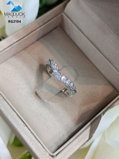 Madduckjewels แหวนทองขาวแท้ 9K (37.5%) CZ / โมอิส (Moissanite) / เพชร Lab Grown ชุบโรเดียม แหวนแต่งงาน แหวนหมั้น RG2104-W09