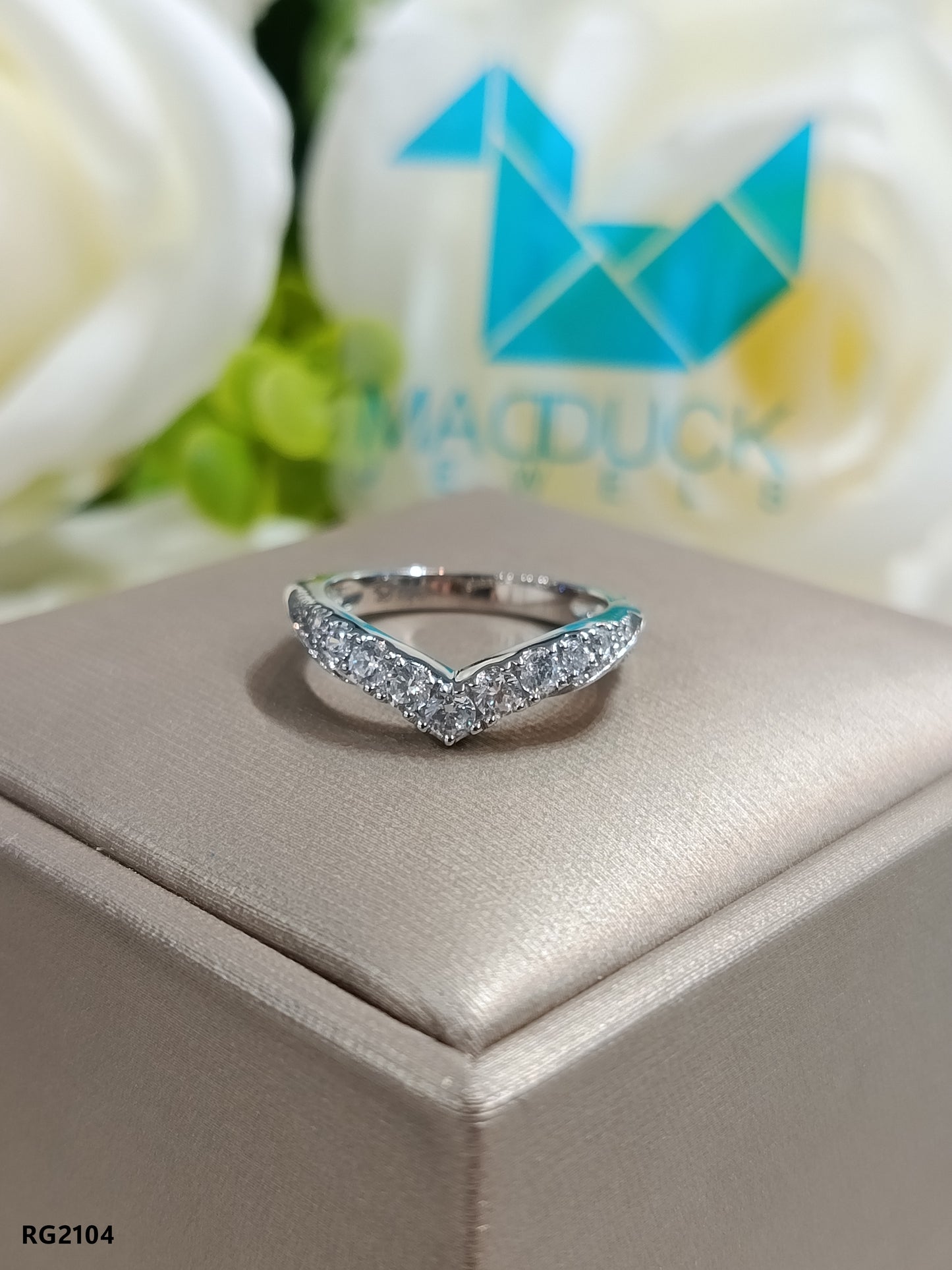 Madduckjewels แหวนทองขาวแท้ 9K (37.5%) CZ / โมอิส (Moissanite) / เพชร Lab Grown ชุบโรเดียม แหวนแต่งงาน แหวนหมั้น RG2104-W09