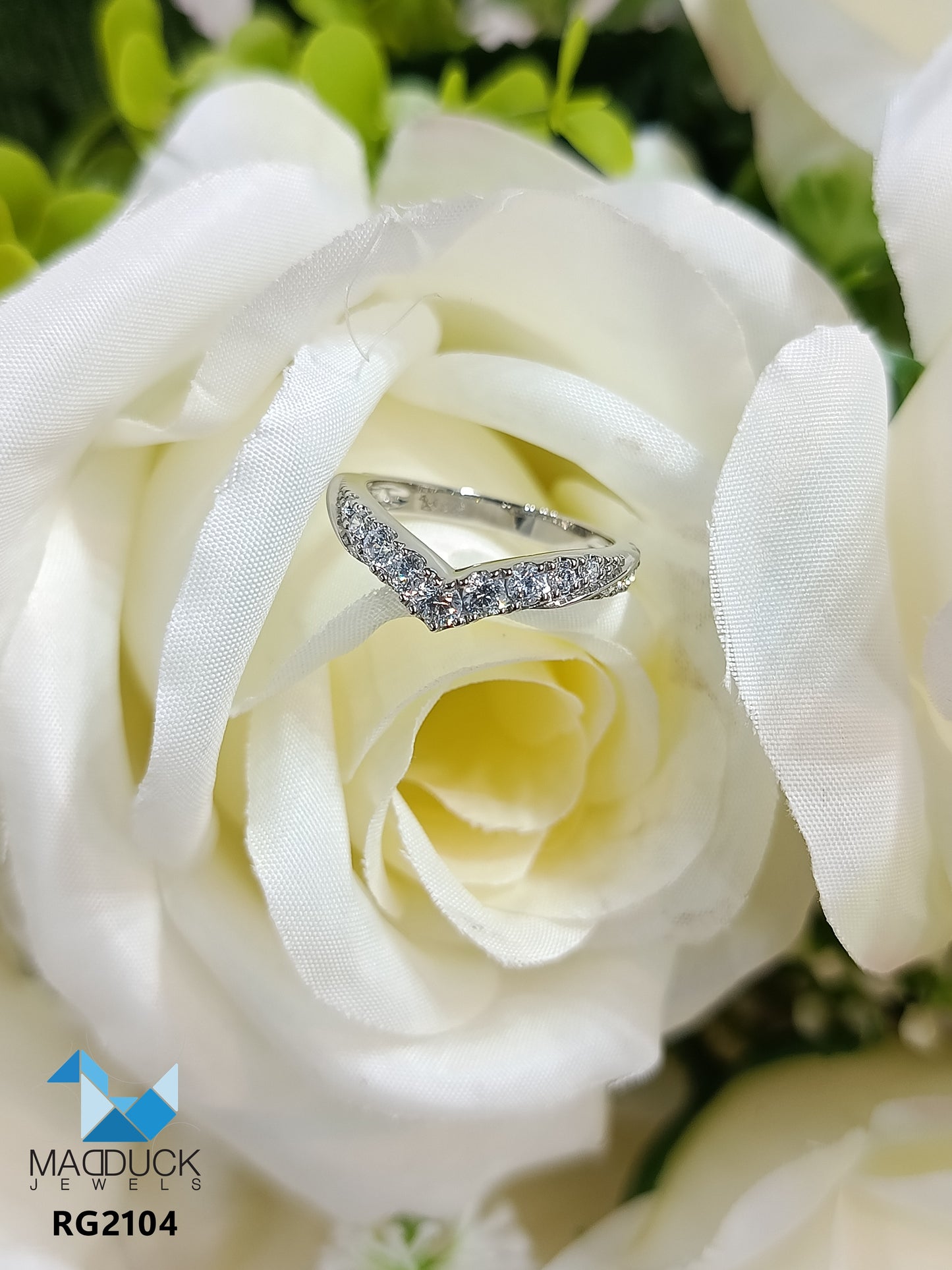 Madduckjewels แหวนทองขาวแท้ 9K (37.5%) CZ / โมอิส (Moissanite) / เพชร Lab Grown ชุบโรเดียม แหวนแต่งงาน แหวนหมั้น RG2104-W09