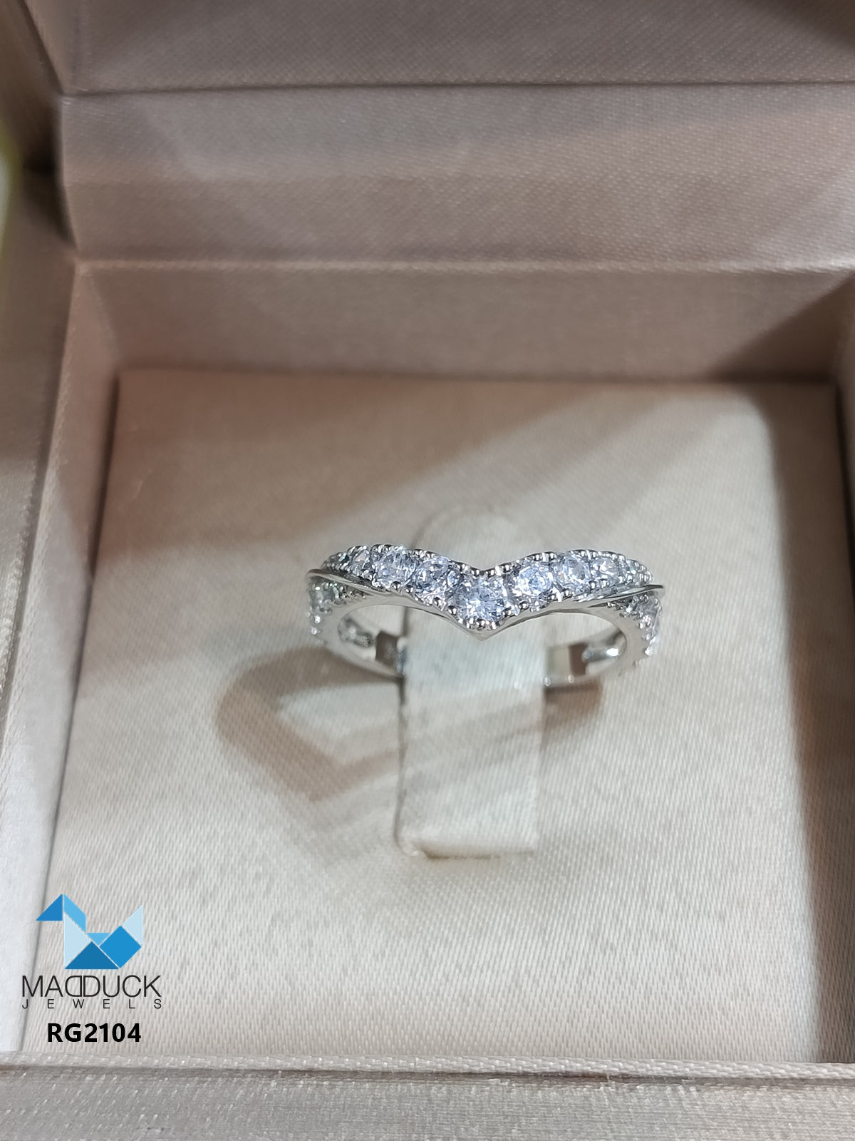 Madduckjewels แหวนทองขาวแท้ 9K (37.5%) CZ / โมอิส (Moissanite) / เพชร Lab Grown ชุบโรเดียม แหวนแต่งงาน แหวนหมั้น RG2104-W09