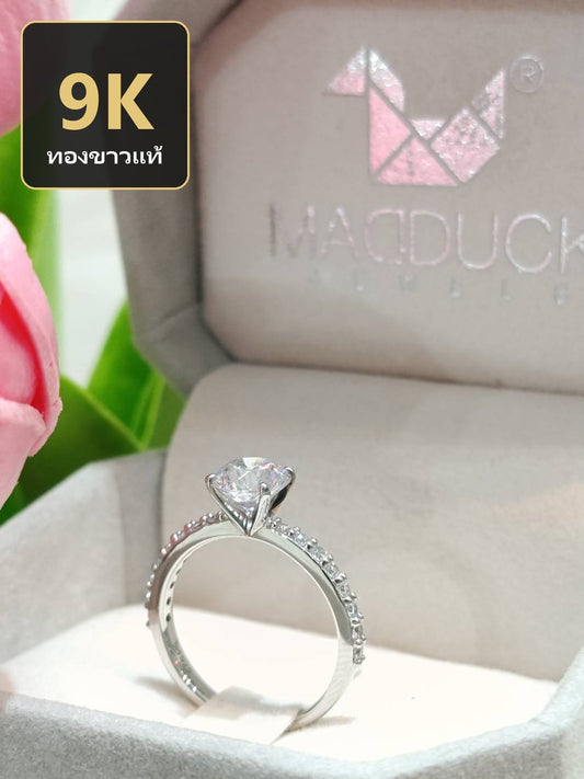 Madduckjewels แหวนทองขาวแท้ 9K (37.5%) CZ / โมอิส (Moissanite) / เพชร Lab Grown ชุบโรเดียม แหวนแต่งงาน แหวนหมั้น RG2203-W09