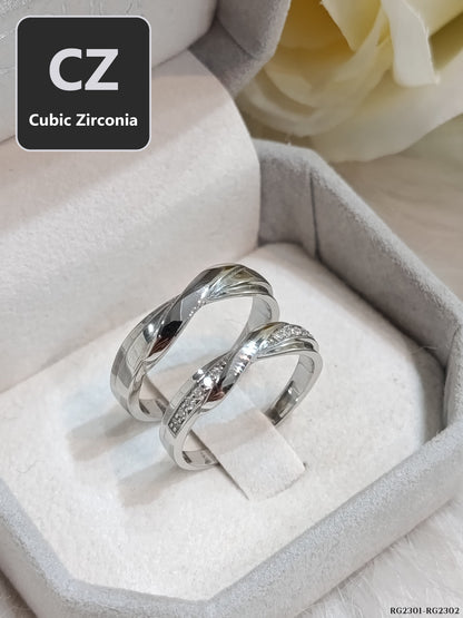 CZ Cubic Zirconia RG2301-RG2302 แหวนคู่เงินแท้ 925 ชุบโรเดียม Madduckjewels แหวนแต่งงาน แหวนคู่รัก