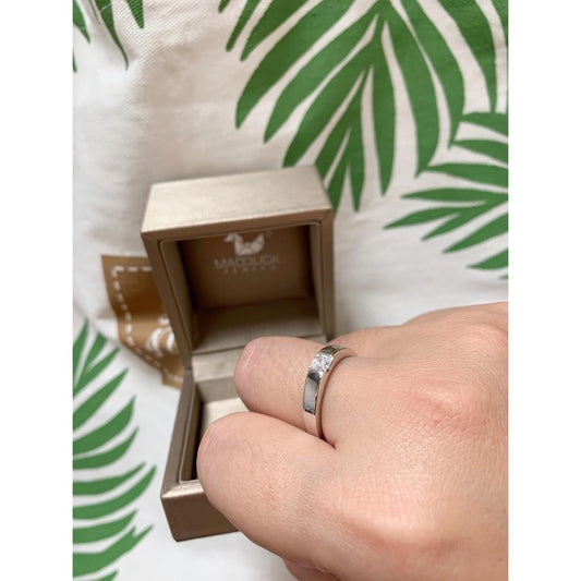 Unisex / male / female ring – CZ in 9K white gold by Madduck Jewels